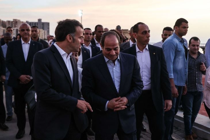 بينهم شاعر غنائي… مصر تعتقل لساعات نشطاء على خلفية تأمين زيارة ماكرون