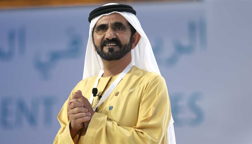 شاهد| القائد بين ناسه.. محمد بن راشد يبادل طفلاً التحية العسكرية