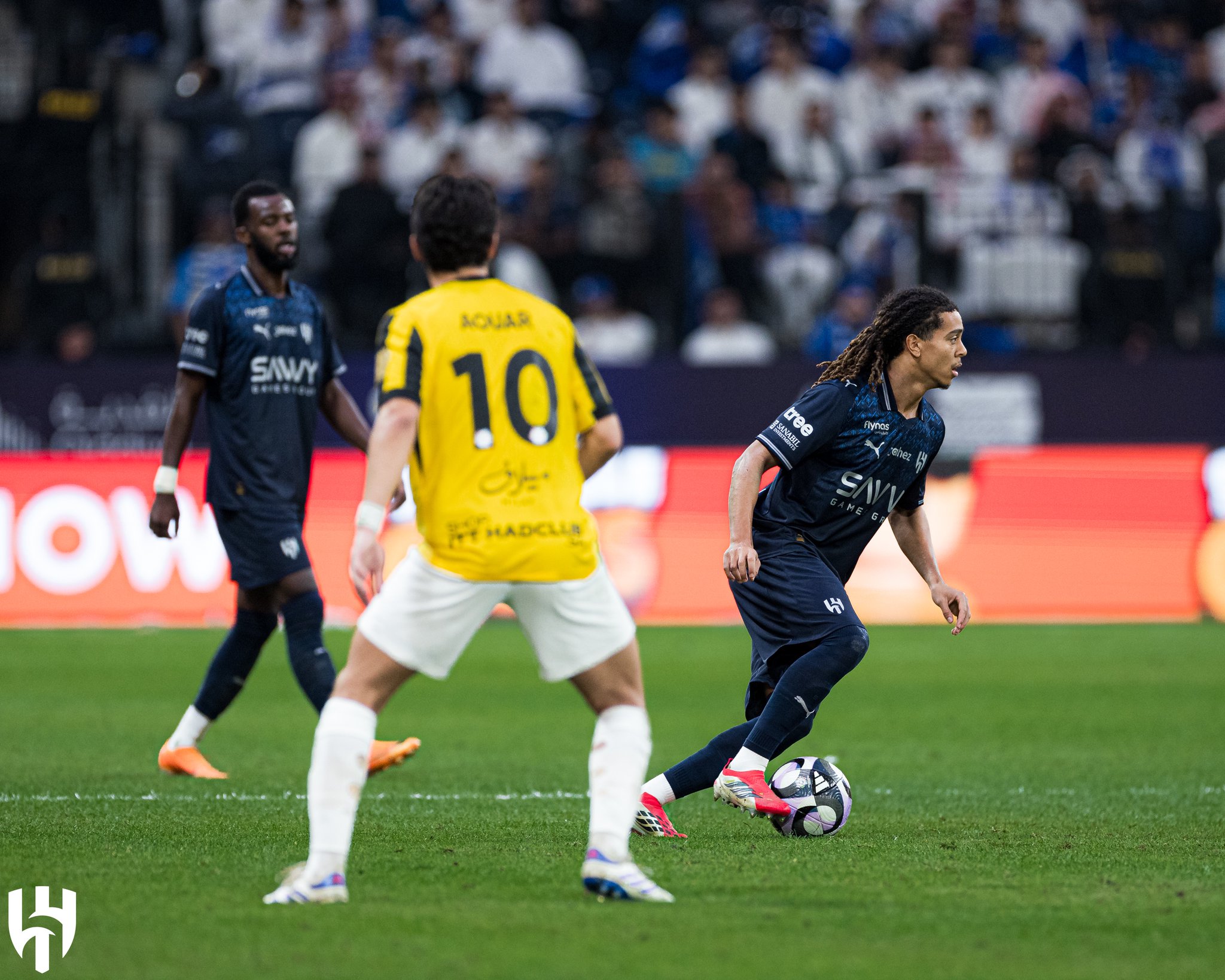 الاتحاد يُفقد الهلال صدارة روشن بـ10 لاعبين