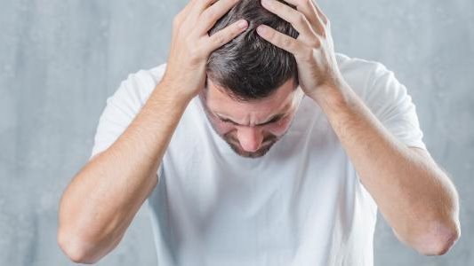 لماذا يعيش الإنسان البخيل في ضيق دائم؟
