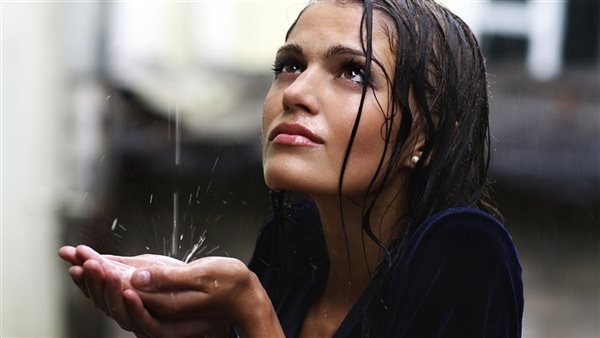 ماذا تفعلين إذا تعرض شعرك لمياه المطر؟