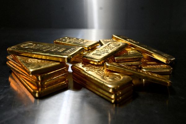 تراجعُ أسعار الذهب بأكثر من 2% مع ارتفاع الدولار