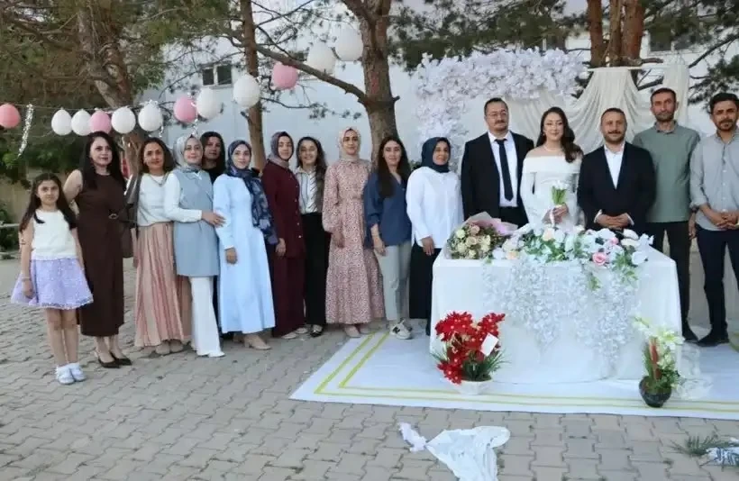 ساحة مدرسة تركية تتحول إلى «صالة أفراح»!