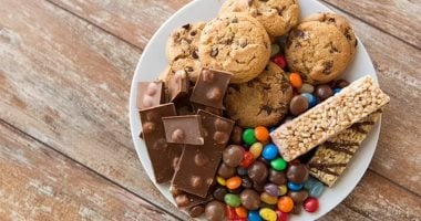 من تشوش الذهن حتى اضطرابات النوم.. علامات تؤكد إفراطك فى تناول السكر