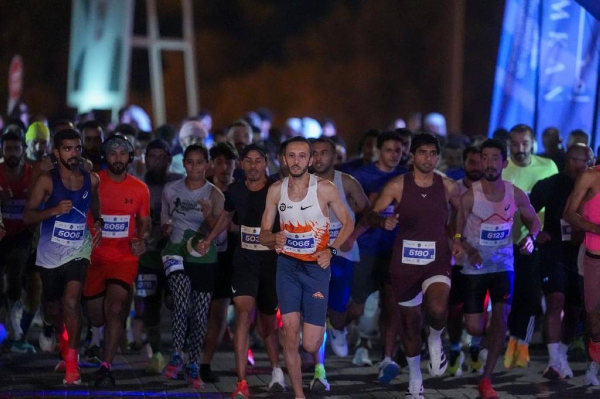 800 عداء من 43 جنسية يشاركون في سباق الجري ضمن «تحدي حفيت الرياضي»