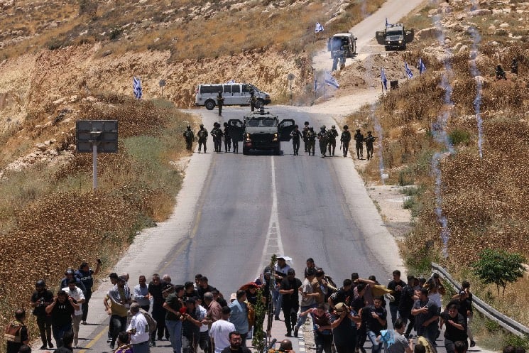 هآرتس: إسرائيل تحول الضفة الغربية إلى سجن للفلسطينيين.. بتعاون بين الجيش والمستوطنين