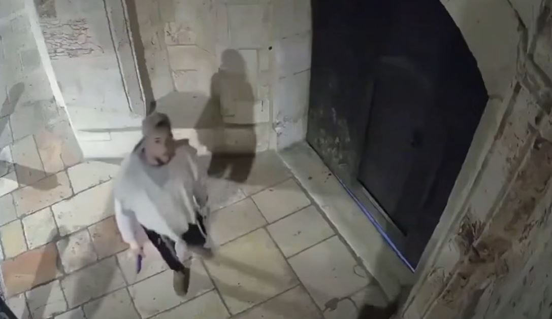 فيديو يوثق بصق مستوطن إسرائيلي على كنيسة أرمنية في القدس