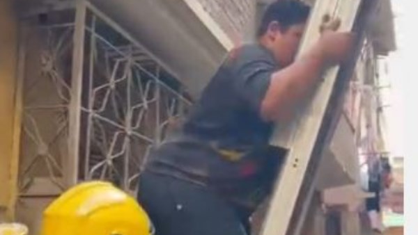 بسلم هيدروليكي.. إنقاذ 10 سكان عقب انهيار جزئي في عقار شبرا| صور