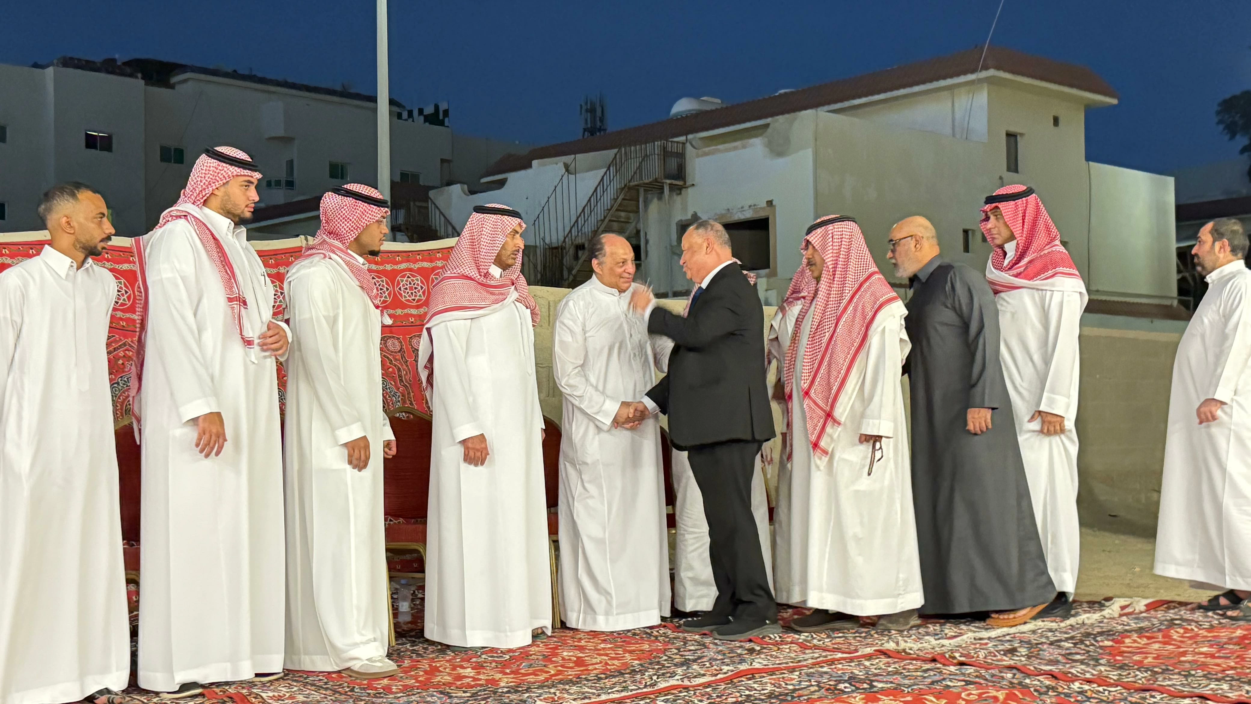 العوفي يستقبل المعزين في وفاة والدته