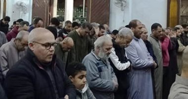 مئات المصلين يؤدون تراويح الليلة الـ25 من رمضان بالمسجد الكبير بقرية طناش بالجيزة
