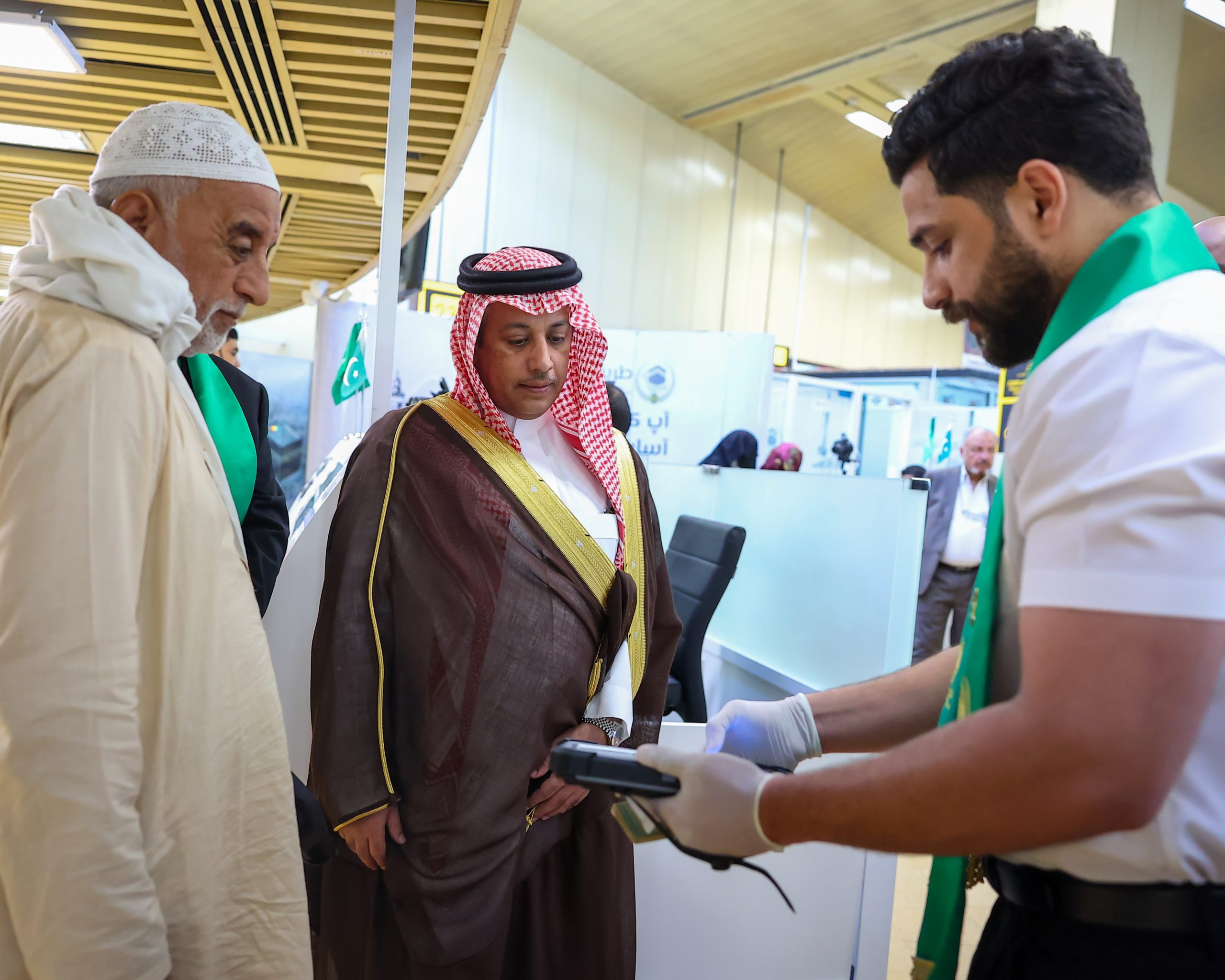 قنصل السعودية ومدير الحج بكراتشي يزوران صالة مبادرة طريق مكة بمطار جناح الدولي بباكستان