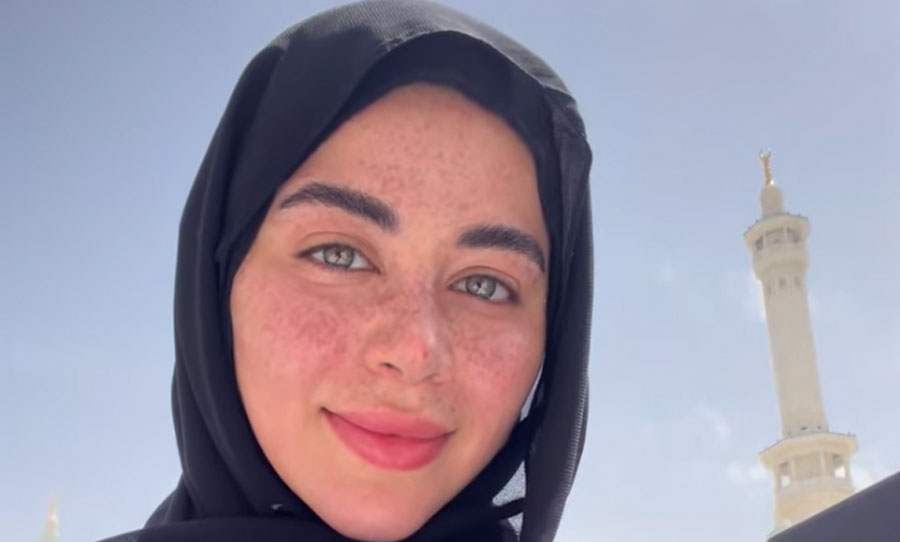يارا السكري تؤدي مناسك العمرة بعد نجاح «علي كلاي»
