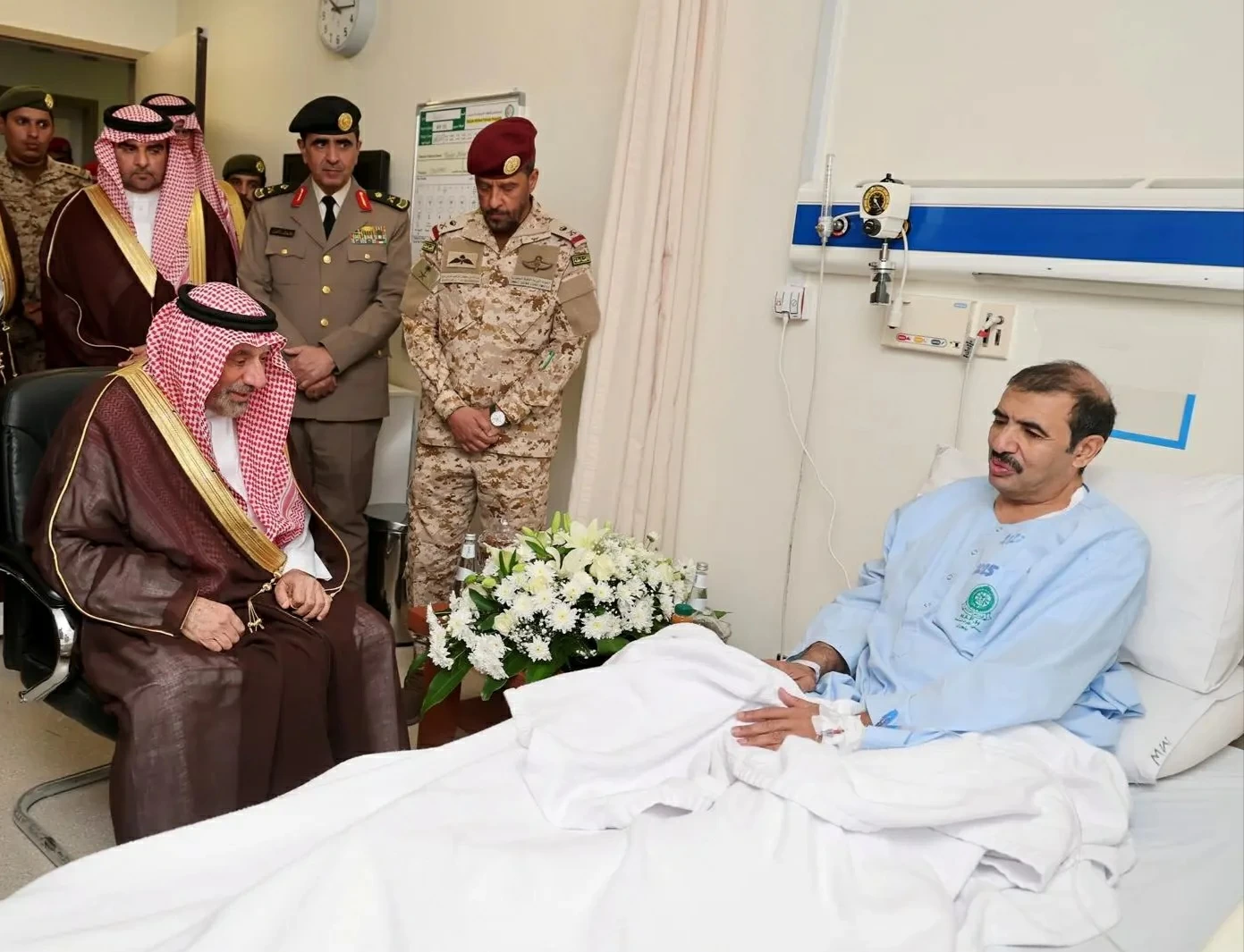 جلوي بن عبدالعزيز يزور قائد قوة المنطقة للاطمئنان على صحته