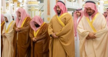 ولى العهد السعودى يزور المسجد النبوى ويؤدى الصلاة فى الروضة الشريفة