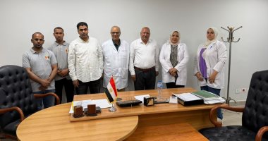 مثال للأمانة.. عاملان بمستشفى الغردقة يعيدان حقيبة داخلها 36 ألف جنيه لصاحبها