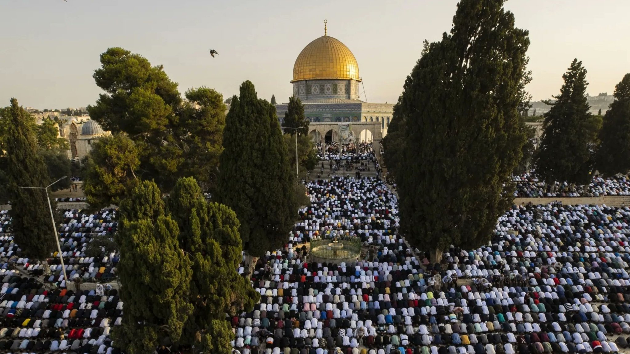 60 ألف مصل يؤدون صلاة الجمعة في المسجد الأقصى