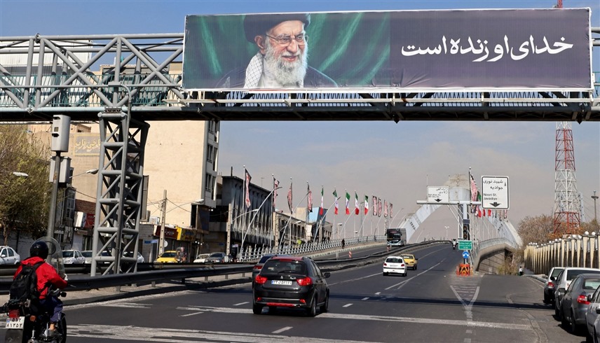 حلول يطوقها النظام.. كيف يتواصل الإيرانيون مع انقطاع الإنترنت؟