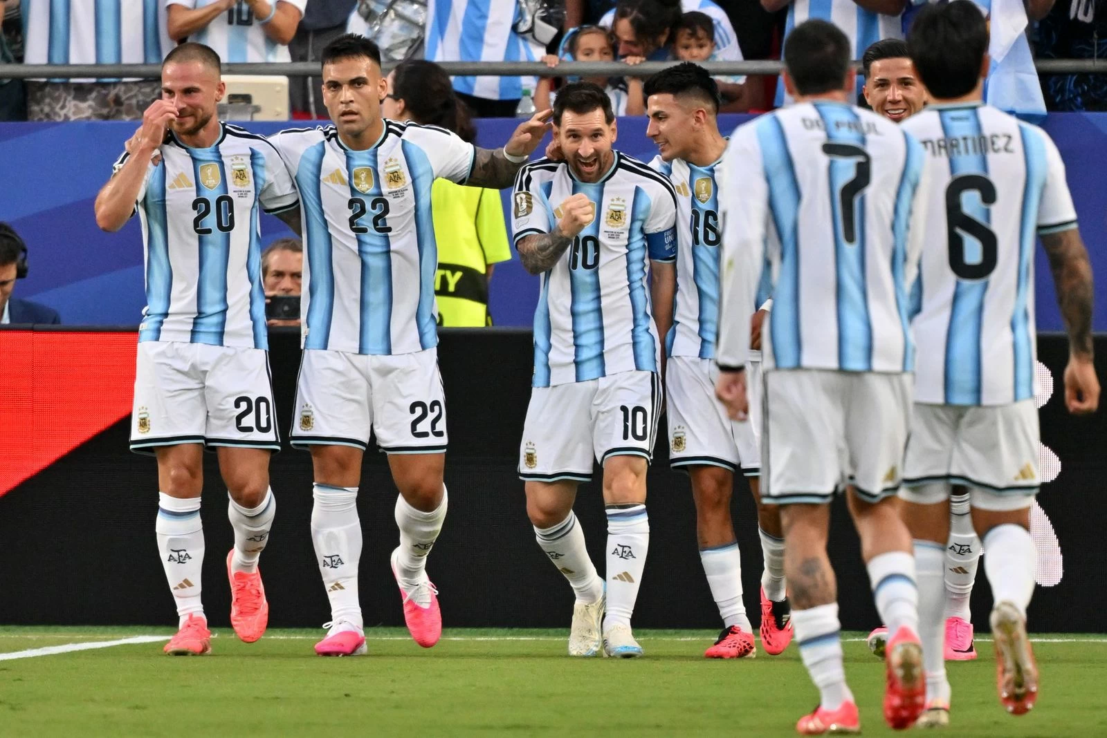 سر الأحذية «الوردية» في المونديال