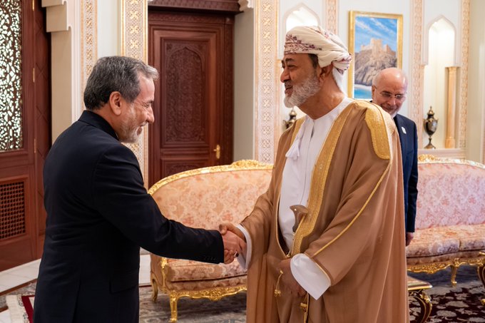 جلالة السلطان يستقبل مسؤولين إيرانيين ويعرب عن دعمه لنجاح المفاوضات الإيرانية الأمريكية