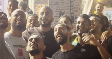 استقبال جماهيري للنجم عصام السقا في مسقط رأسه بالمنيا ويلتقط الصور مع الأهالى