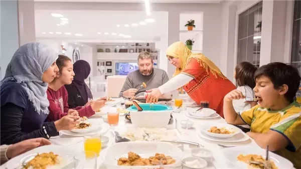 هل تُثاب المرأة على الأعمال والأعباء المنزلية التي تقوم بها في رمضان؟ الإفتاء تجيب