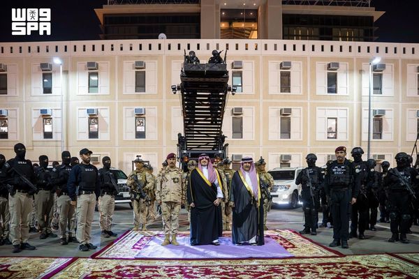 عبدالعزيز بن سعود يتفقد قوات الأمن الخاصة المشاركة ضمن قوات أمن الحج