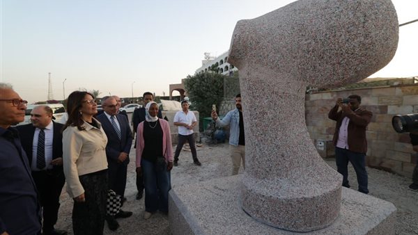 وزيرة الثقافة: التنسيق مع "الإسكان" و"التنمية المحلية" لعرض نتاج السمبوزيوم بالميادين والمدن الجديدة