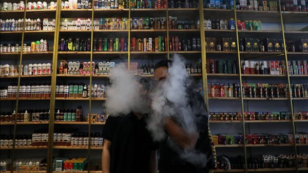 تداعيات خطيرة على الاقتصاد.. دعوة لتقنين استيراد وتداول الفيب والسجائر الإلكترونية