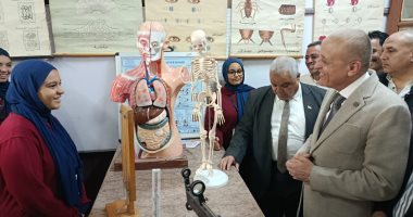محافظ الأقصر يتفقد متحف العلوم بمدرسة أرمنت الثانوية ويكرم 12 طالبة