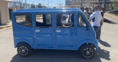 محافظ الإسكندرية يتفقد نموذج سيارة كهربائية صديقة للبيئة