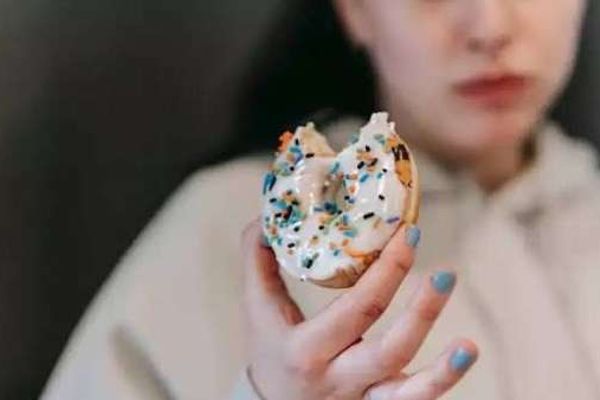 لماذا نشتهي الحلويات فجأة؟ إليكِ ما يحاول جسمكِ إخباركِ به