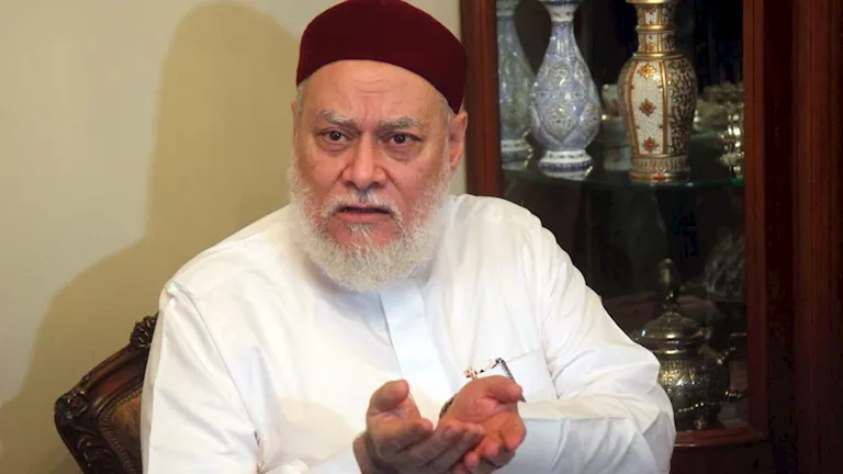هل تبطل الصلاة إذا حملت طفلًا وفي حفاضه نجاسة؟.. علي جمعة يجيب (فيديو)