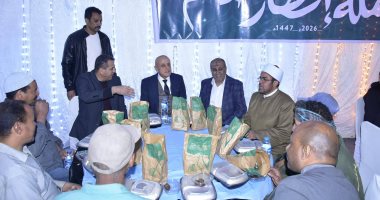 محافظ الأقصر يشارك عمال النظافة إفطارهم الجماعى بساحة سيدي أبو الحجاج