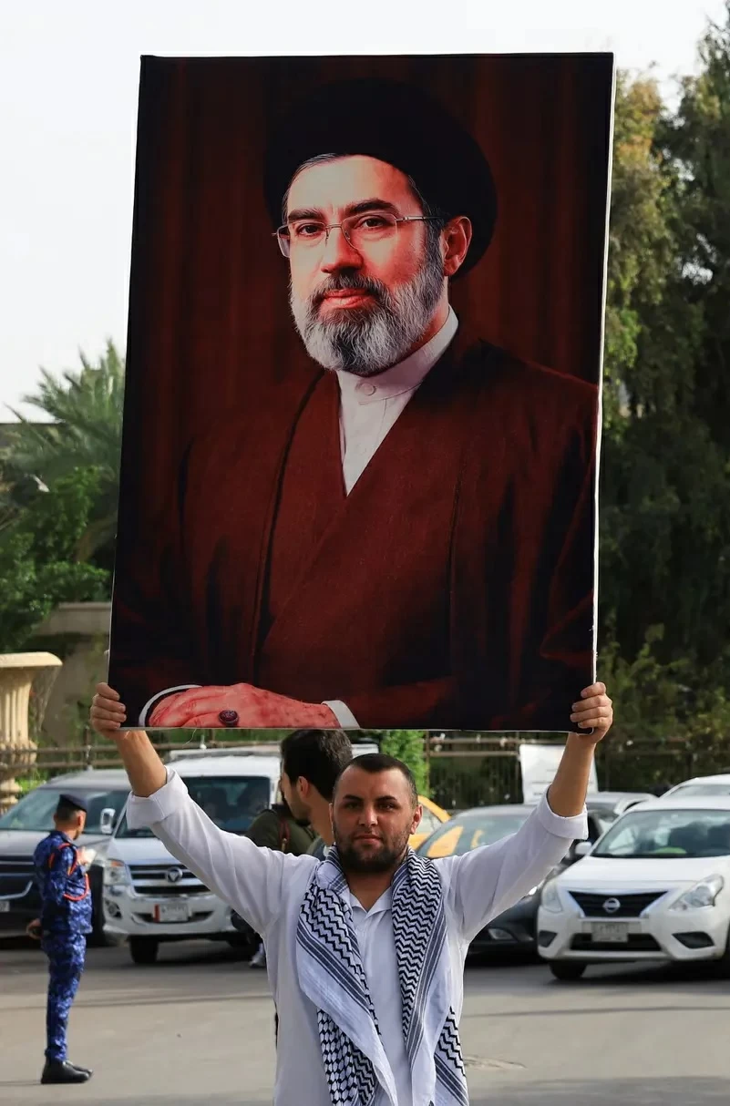 تفاصيل جديدة حول صحة مرشد إيران .. مجتبى خامنئي ..وجه مشوه وساق مبتورة
