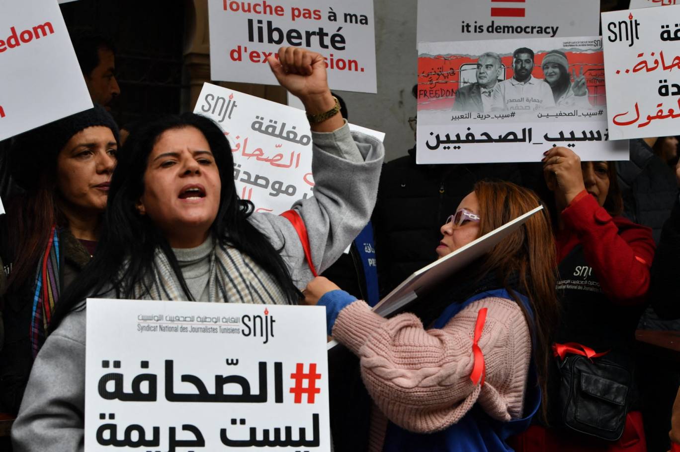 دفاع صحافيين موقوفين في تونس للقاضي