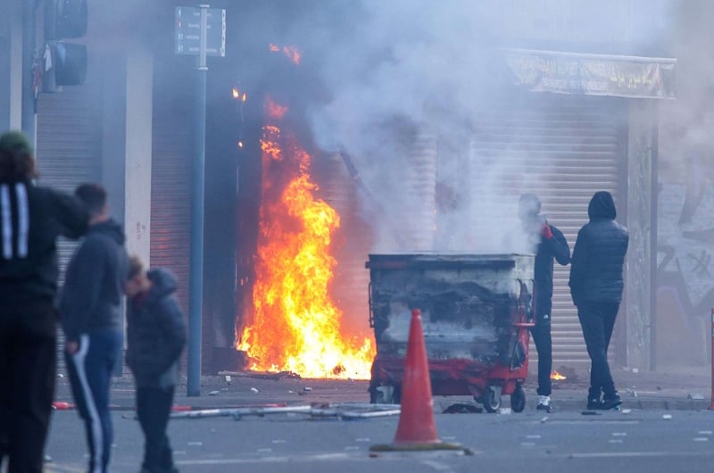 إحراق منازل خلال احتجاجات مناهضة للمهاجرين في أيرلندا الشمالية بعد توجيه تهمة لسوداني في واقعة طعن- (فيديو وصور)