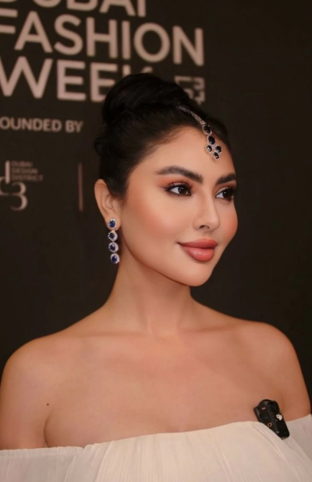 الأبيض بطابع هندي.. مريم حسين تمزج الرومانسية بالفخامة