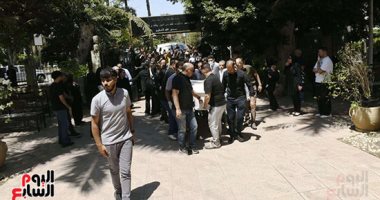 وصول جثمان والد منة شلبى لمسجد الفاروق بالمعادى