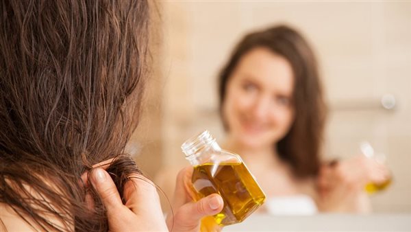 أفضل الزيوت الطبيعية لترطيب الشعر الجاف واستعادة قوته