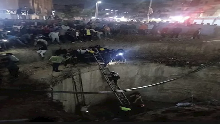 بعمق 6 متر.. سقوط ميكروباص بداخله 5 أشخاص في حفرة بالزاوية الحمراء
