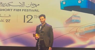 باسم سمرة يقدم تكريم عصام عمر بمهرجان الإسكندرية ويسرى نصر الله يمنحه الجائزة