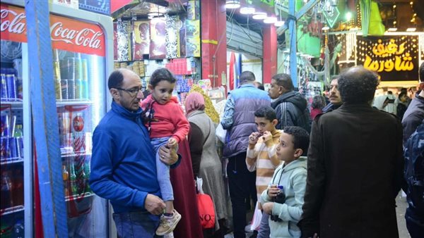 الفرصة الأخيرة، زحام شديد على محال الملابس والتسالي في وسط البلد ليلة العيد (صور)