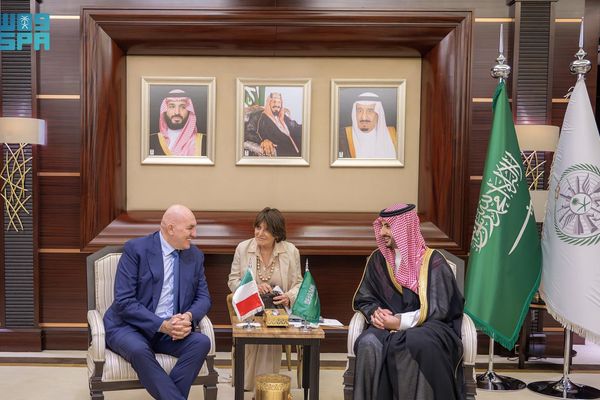 خالد بن سلمان يلتقي وزير الدفاع الإيطالي ويستعرضان الشراكة السعودية الإيطالية