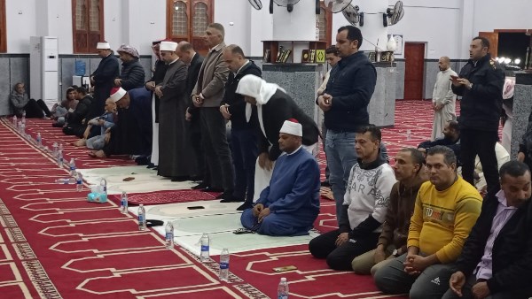 محافظ جنوب سيناء يؤدي صلاتي العشاء والتراويح بمسجد نويبع