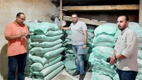 ضبط 13 طن دقيق مجهول المصدر داخل مخابز غير مرخصة بالإسكندرية