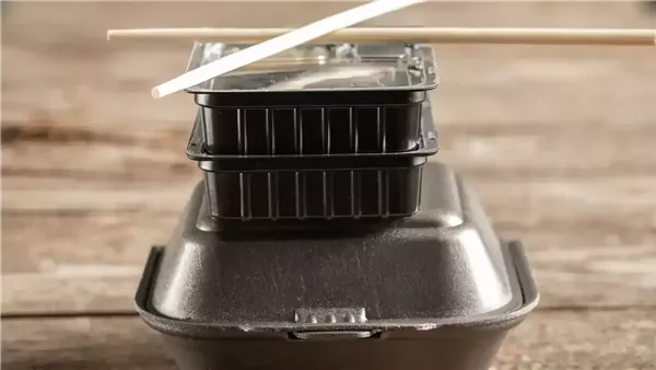 تحذير لعشاق أكل المطاعم في رمضان، عبوات حفظ الطعام السوداء فيها سم قاتل