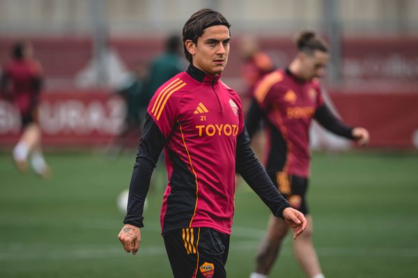 ديبالا لاعب روما يعاني مجددا من ألم بالركبة
