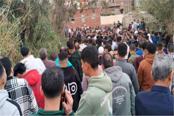 جنازة مهيبة لـ 5 أطفال لقوا مصرعهم في انقلاب عربة كارو بأحد المصارف أثناء احتفالات العيد
