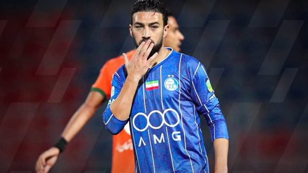 النجم المغربي منير الحدادي يغادر إيران بعد تصاعد الهجمات