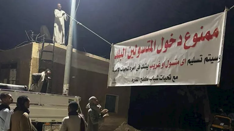أهالى قرية فى أسوان يعلقون لافتة "ممنوع دخول المتسولين"